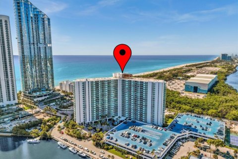 Condo in Sunny Isles Beach, Florida, 2 bedrooms  № 1871993 - photo 25