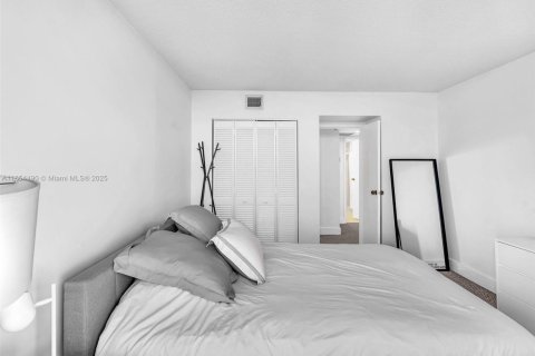 Condo in Sunny Isles Beach, Florida, 2 bedrooms  № 1871993 - photo 10