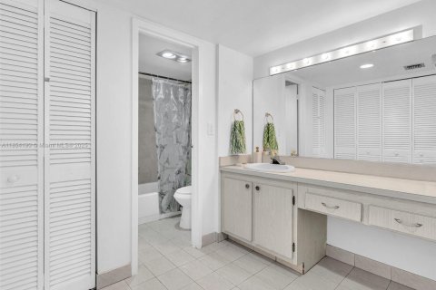 Condo in Sunny Isles Beach, Florida, 2 bedrooms  № 1871993 - photo 16