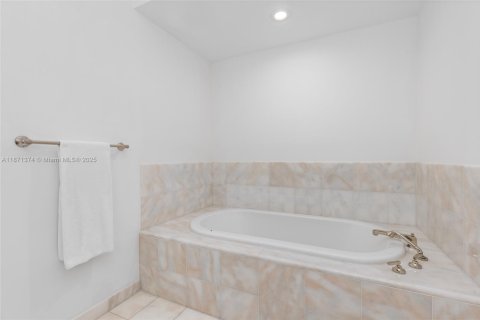 Copropriété à vendre à Miami Beach, Floride: 2 chambres, 157.75 m2 № 1977743 - photo 17