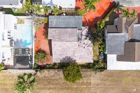 House in Miami, Florida 3 bedrooms, 119.1 sq.m. № 2040138 - photo 30