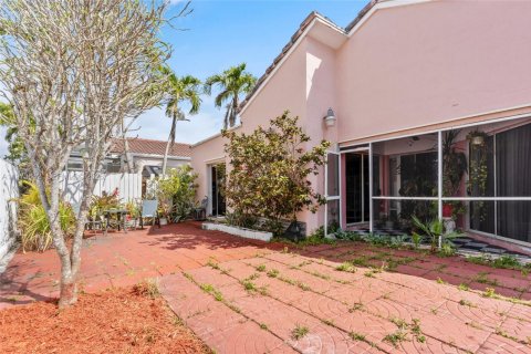 House in Miami, Florida 3 bedrooms, 119.1 sq.m. № 2040138 - photo 21