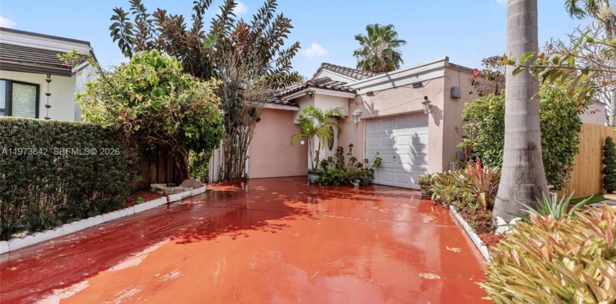 House in Miami, Florida 3 bedrooms, 119.1 sq.m. № 2040138
