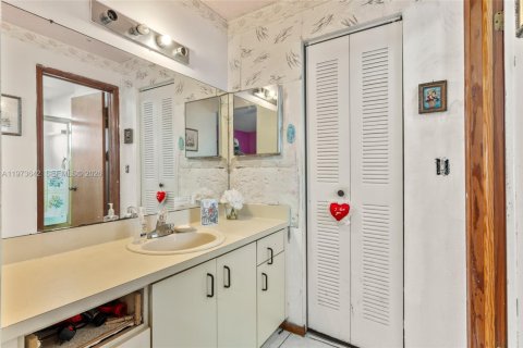 House in Miami, Florida 3 bedrooms, 119.1 sq.m. № 2040138 - photo 17