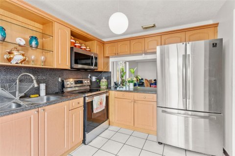 House in Miami, Florida 3 bedrooms, 119.1 sq.m. № 2040138 - photo 11