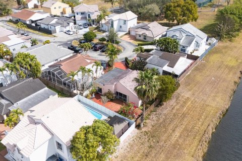 House in Miami, Florida 3 bedrooms, 119.1 sq.m. № 2040138 - photo 28