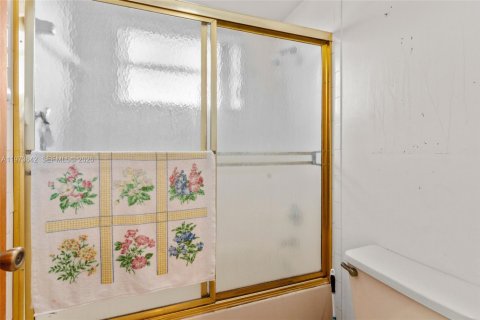 House in Miami, Florida 3 bedrooms, 119.1 sq.m. № 2040138 - photo 18