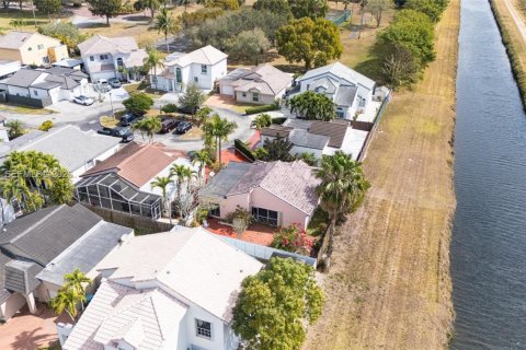 House in Miami, Florida 3 bedrooms, 119.1 sq.m. № 2040138 - photo 27