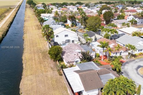 House in Miami, Florida 3 bedrooms, 119.1 sq.m. № 2040138 - photo 26