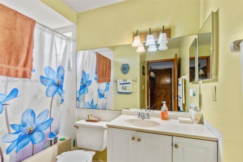 House in Miami, Florida 3 bedrooms, 119.1 sq.m. № 2040138 - photo 15