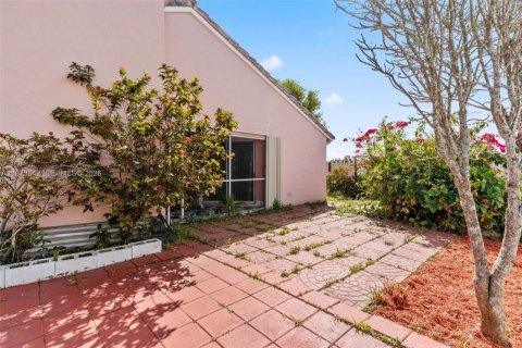 House in Miami, Florida 3 bedrooms, 119.1 sq.m. № 2040138 - photo 22