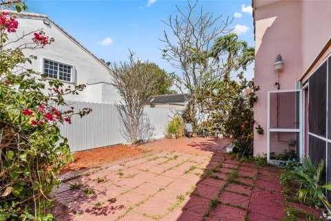 House in Miami, Florida 3 bedrooms, 119.1 sq.m. № 2040138 - photo 20