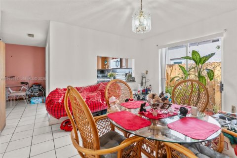 House in Miami, Florida 3 bedrooms, 119.1 sq.m. № 2040138 - photo 9
