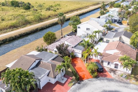 House in Miami, Florida 3 bedrooms, 119.1 sq.m. № 2040138 - photo 25