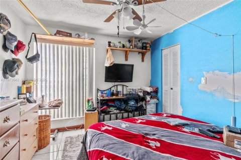 House in Miami, Florida 3 bedrooms, 119.1 sq.m. № 2040138 - photo 13