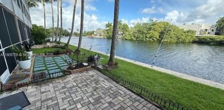 Кондоминиум с 1 спальней в Форт-Лодердейл, Флорида № 1956638