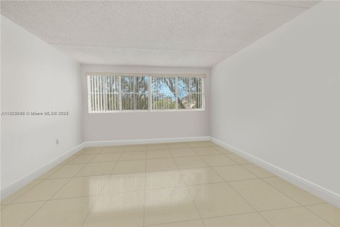 Condo in Hialeah, Florida, 2 bedrooms  № 1794850 - photo 14