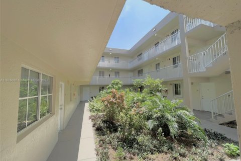 Condo in Hialeah, Florida, 2 bedrooms  № 1794850 - photo 10