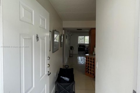 Condo in Hialeah, Florida, 2 bedrooms  № 1794850 - photo 13