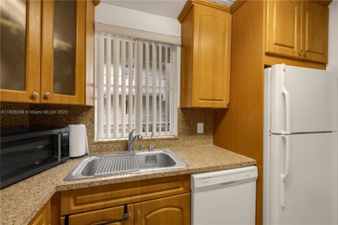 Condo in Hialeah, Florida, 2 bedrooms  № 1794850 - photo 17