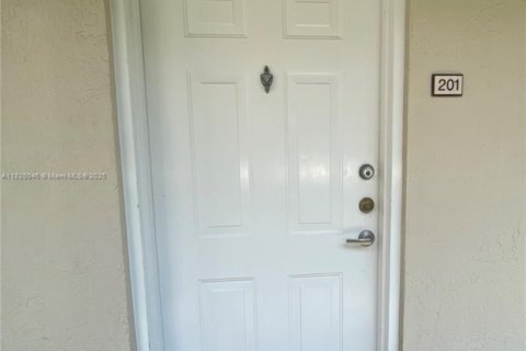 Condo in Hialeah, Florida, 2 bedrooms  № 1794850 - photo 12