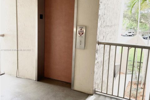 Condo in Hialeah, Florida, 2 bedrooms  № 1794850 - photo 11