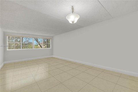 Condo in Hialeah, Florida, 2 bedrooms  № 1794850 - photo 15