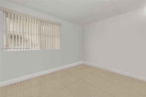 Condo in Hialeah, Florida, 2 bedrooms  № 1794850 - photo 19