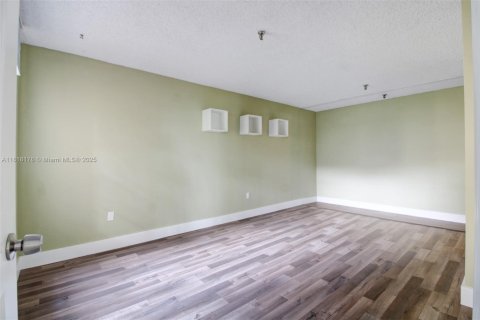 Condo in Miami, Florida, 2 bedrooms  № 1938004 - photo 8