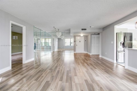 Condo in Miami, Florida, 2 bedrooms  № 1938004 - photo 9