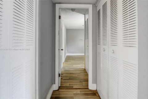 Condo in Miami, Florida, 2 bedrooms  № 1938004 - photo 18