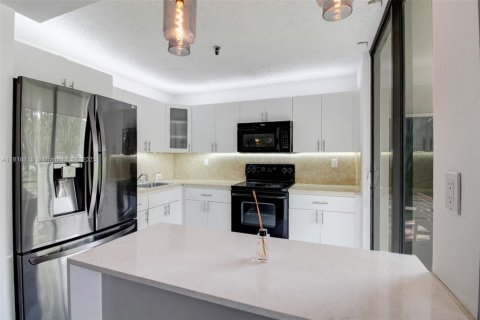 Condo in Miami, Florida, 2 bedrooms  № 1938004 - photo 11