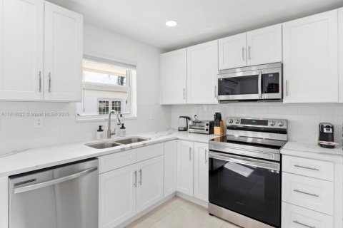 Commercial property in Hollywood, Florida 126.25 sq.m. № 1972515 - photo 8