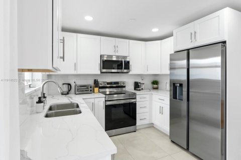 Commercial property in Hollywood, Florida 126.25 sq.m. № 1972515 - photo 7