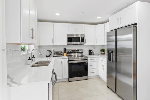 Commercial property in Hollywood, Florida 126.25 sq.m. № 1972515 - photo 9