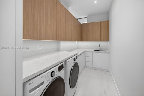 Casa en venta en Fort Lauderdale, Florida, 4 dormitorios, 291.71 m2 № 1932752 - foto 18