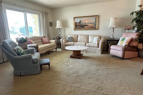 Duplex in Sun City Center, Florida 2 bedrooms, 163.14 sq.m. № 1785037 - photo 4