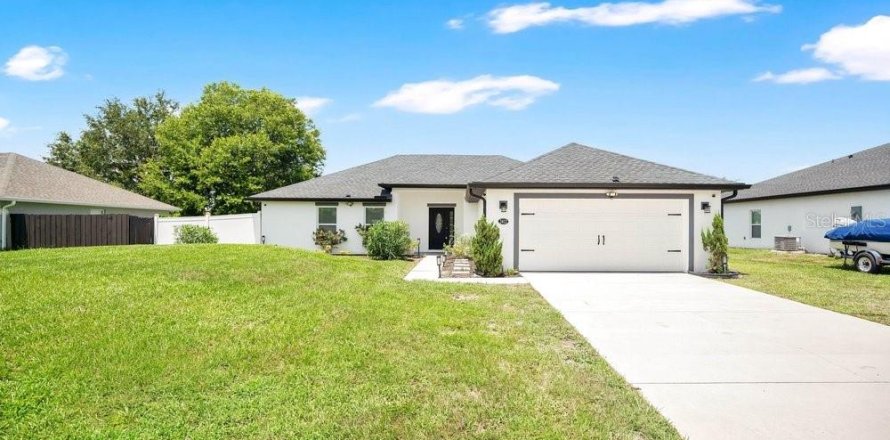 House in Deltona, Florida 3 bedrooms, 151.71 sq.m. № 2203421