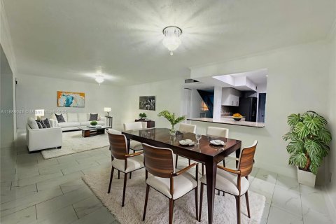 Townhouse in Hialeah, Florida 4 bedrooms, 183.95 sq.m. № 1942182 - photo 1