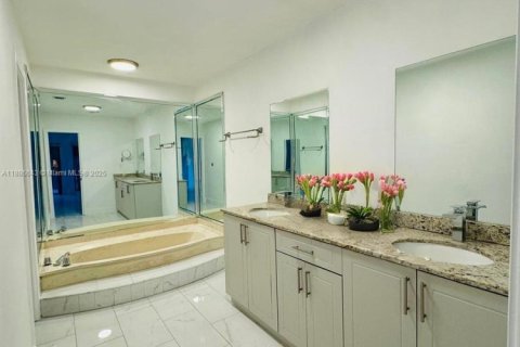 Townhouse in Hialeah, Florida 4 bedrooms, 183.95 sq.m. № 1942182 - photo 11