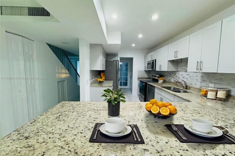 Townhouse in Hialeah, Florida 4 bedrooms, 183.95 sq.m. № 1942182 - photo 3