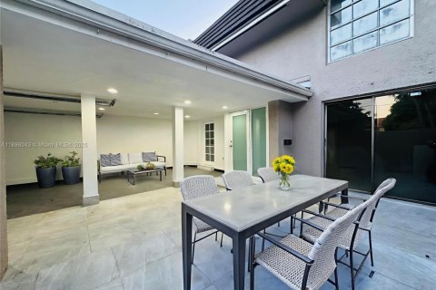 Townhouse in Hialeah, Florida 4 bedrooms, 183.95 sq.m. № 1942182 - photo 17