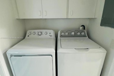 Townhouse in Hialeah, Florida 4 bedrooms, 183.95 sq.m. № 1942182 - photo 12