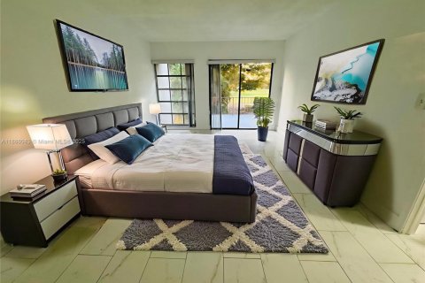 Townhouse in Hialeah, Florida 4 bedrooms, 183.95 sq.m. № 1942182 - photo 4