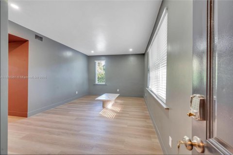 Propiedad comercial en venta en Miami, Florida № 1927045 - foto 13