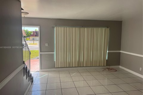 Villa ou maison à louer à Lauderhill, Floride: 2 chambres, 285.49 m2 № 1982610 - photo 5