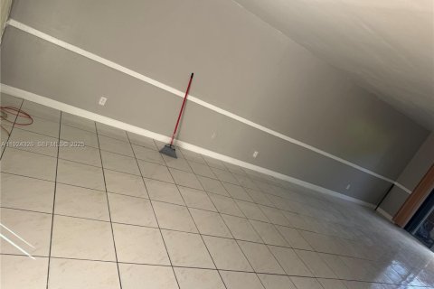 Villa ou maison à louer à Lauderhill, Floride: 2 chambres, 285.49 m2 № 1982610 - photo 7