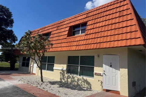 Villa ou maison à louer à Lauderhill, Floride: 2 chambres, 285.49 m2 № 1982610 - photo 1