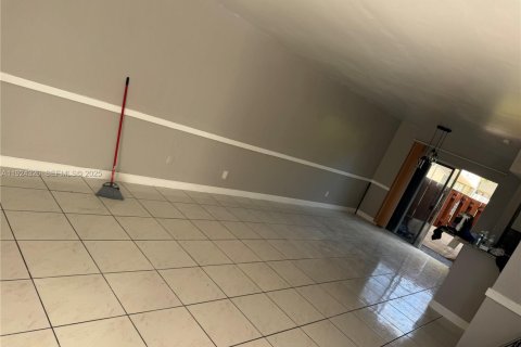 Villa ou maison à louer à Lauderhill, Floride: 2 chambres, 285.49 m2 № 1982610 - photo 8