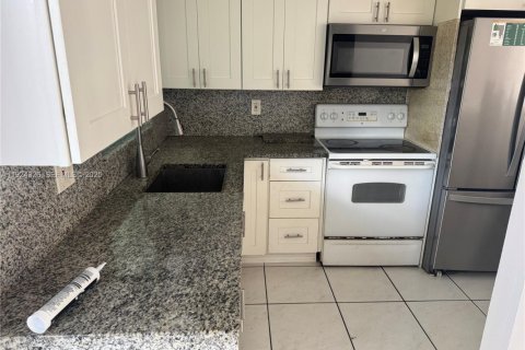 Villa ou maison à louer à Lauderhill, Floride: 2 chambres, 285.49 m2 № 1982610 - photo 3